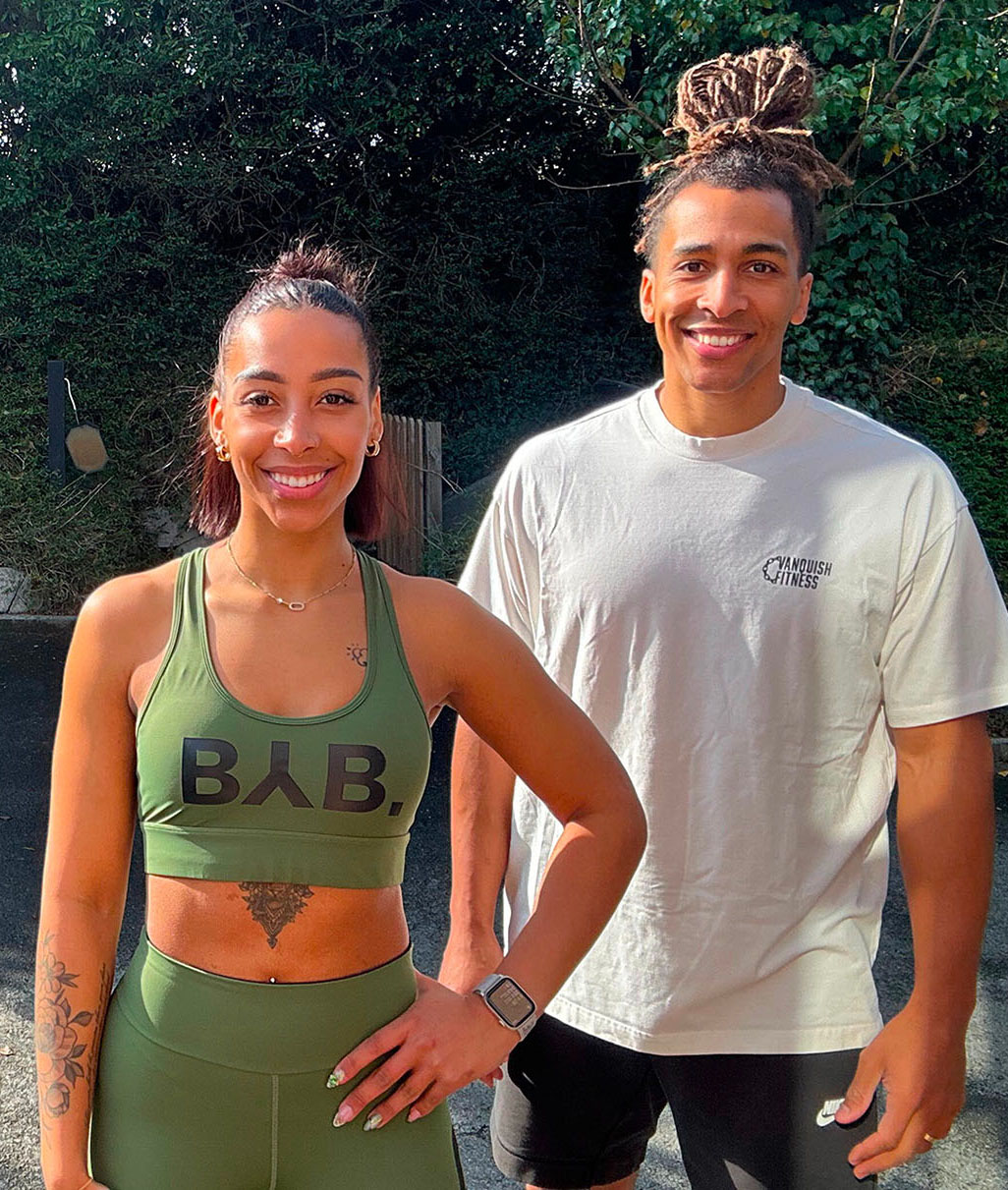 Entraîneurs sportifs souriants